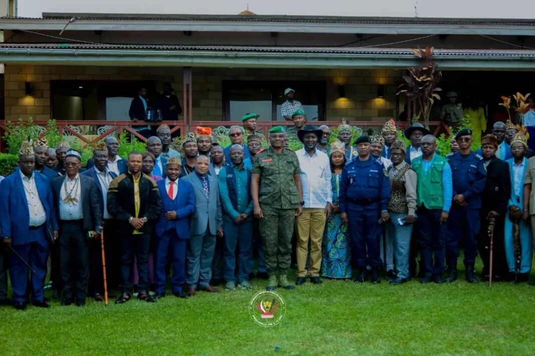 Ituri : le gouverneur militaire réunit administrateurs et chefs coutumiers autour des enjeux sécuritaires et de la lutte contre Ebola Ituri : le gouverneur militaire réunit administrateurs et chefs coutumiers autour des enjeux sécuritaires et de la lutte contre Ebola