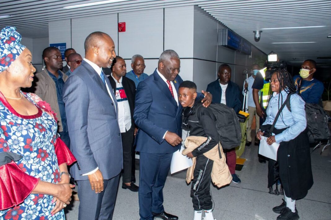 Rapatriés d’Afrique du Sud : le gouvernement congolais promet un accompagnement aux ressortissants de retour au pays Rapatriés d’Afrique du Sud : le gouvernement congolais promet un accompagnement aux ressortissants de retour au pays