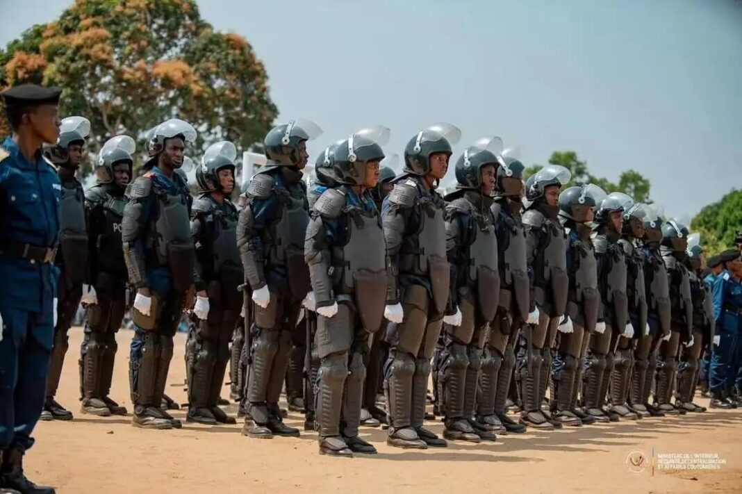 RDC : 720 nouveaux policiers formés à Kasangulu, Jacquemain Shabani appelle à une police exemplaire RDC : 720 nouveaux policiers formés à Kasangulu, Jacquemain Shabani appelle à une police exemplaire