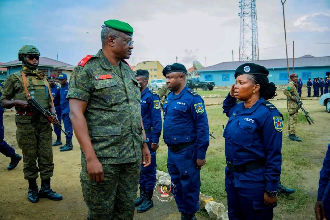 Ituri : à l’École de police de Bunia, le Gouverneur militaire Gaby Kasongo Mulumba prône une formation fondée sur la discipline et l’éthique Ituri : à l’École de police de Bunia, le Gouverneur militaire Gaby Kasongo Mulumba prône une formation fondée sur la discipline et l’éthique
