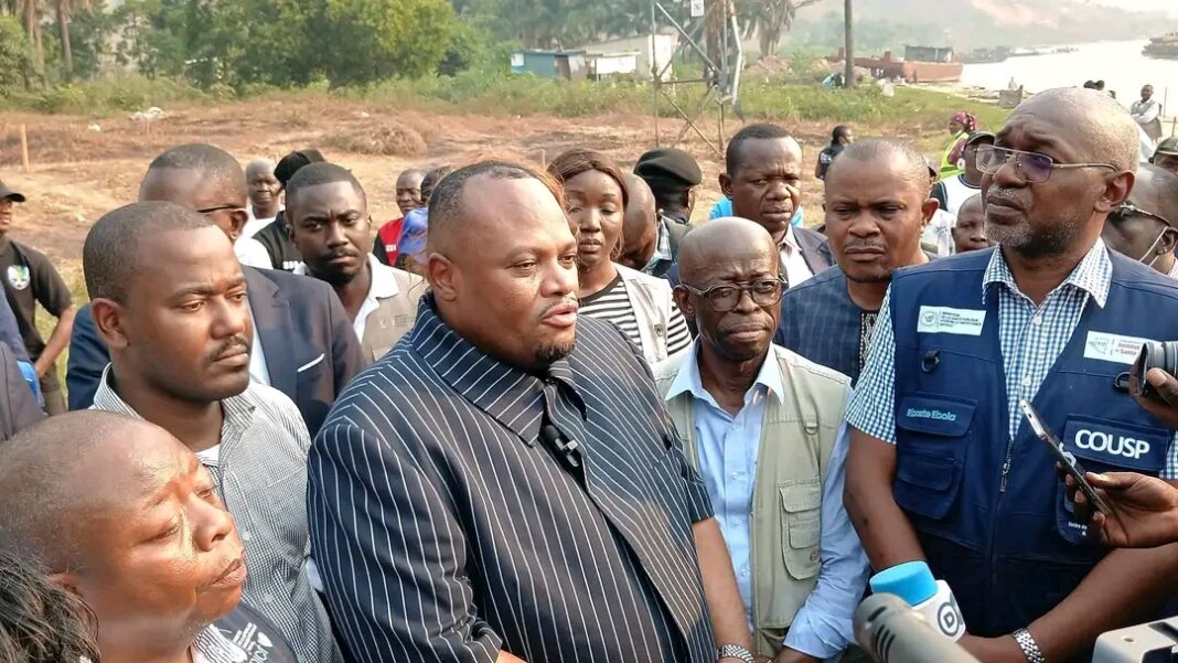 Kinshasa : face à une alerte Ebola au Port Bende-Bende, le Gouverneur Daniel Bumba privilégie la prudence et appelle au calme Kinshasa : face à une alerte Ebola au Port Bende-Bende, le Gouverneur Daniel Bumba privilégie la prudence et appelle au calme